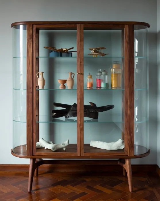 De La EspadaSolo tall vitrine by Neri&Hu 